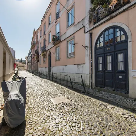 Checkincheckout - Castle Loft * Lisbon