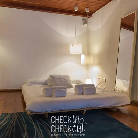 Checkincheckout - Castle Loft Lisbon